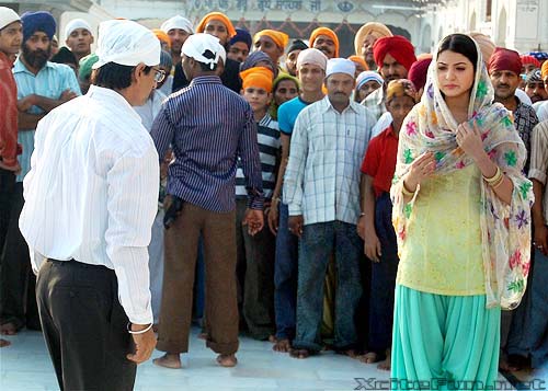 Shahrukh n Anushka with Yash Chopra at Golden Temple
