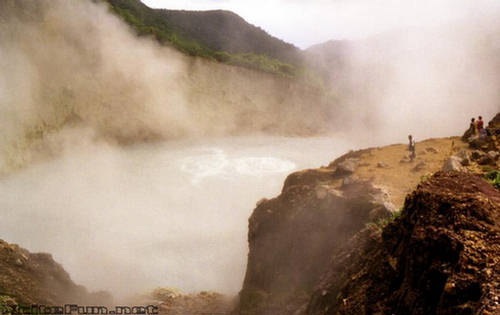 http://img.xcitefun.net/users/2008/11/17313,xcitefun-boiling-lake-1.jpg