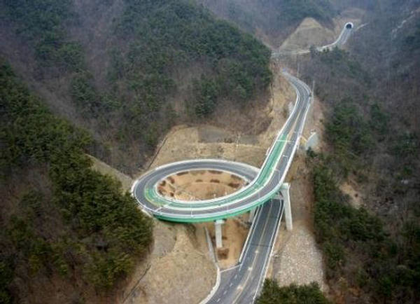 Complicated and Dangerous Road Architecture 32874,xcitefun-dangerous-road-4