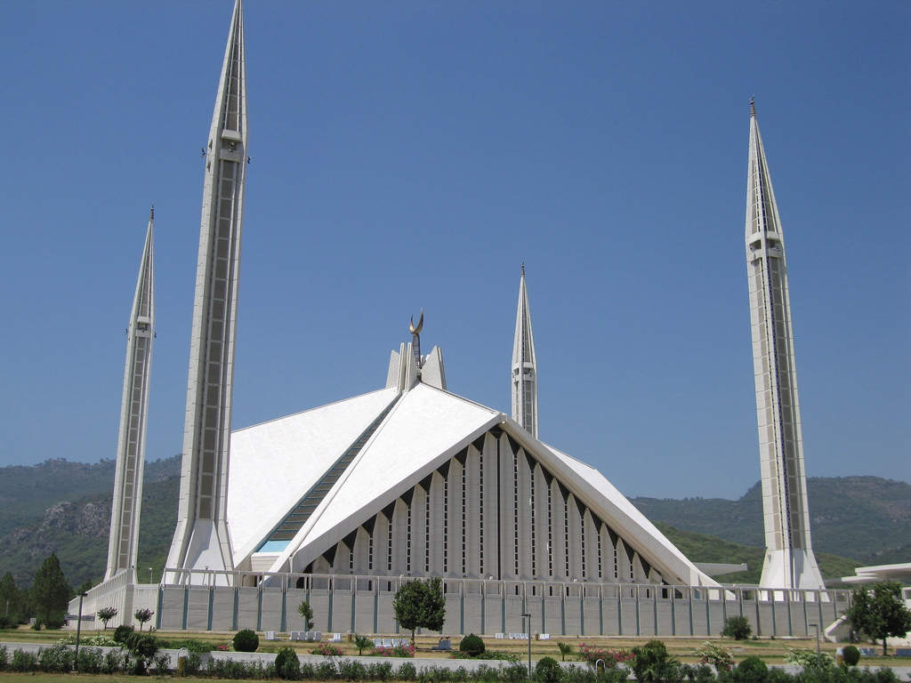 http://img.xcitefun.net/users/2009/03/37858,xcitefun-faisal-mosque-in-islamabad-pakistan.jpg