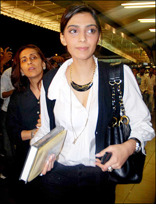 Bollywood Stars leave for IIFA 2009