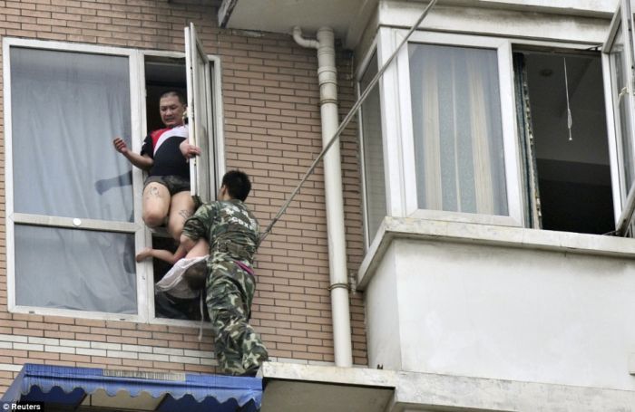 Brave police officer saves a child