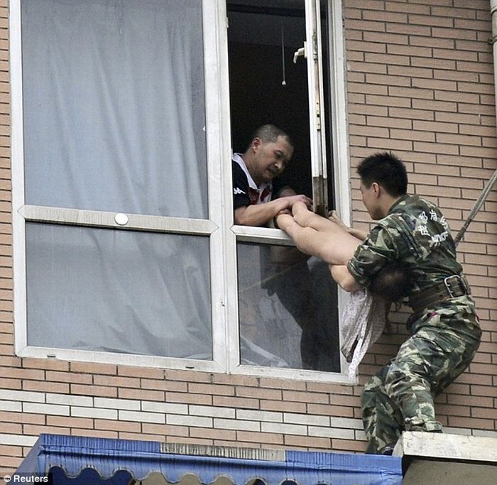 Brave police officer saves a child