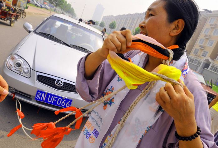 Woman pulls six cars with her hair