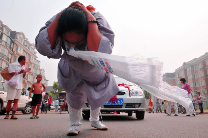 Woman pulls six cars with her hair