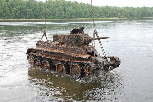 http://img.xcitefun.net/users/2009/09/116656,xcitefun-lake-tank-2.jpg