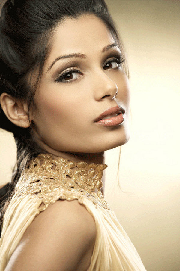 Freida Pinto In The Arms of James Bond 156703,xcitefun-freida-pinto-james-bond