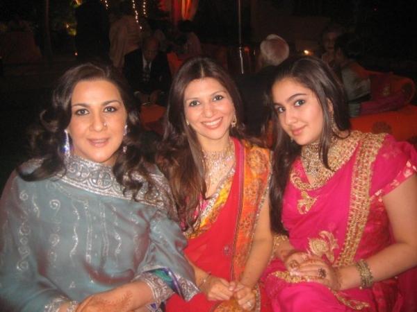 The ex-wife of Saif Ali Khan, Amrita singh and daughter Sara Ali Khan ...