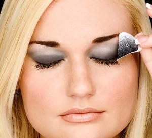 Applying eye shadow on different shapes of eyes