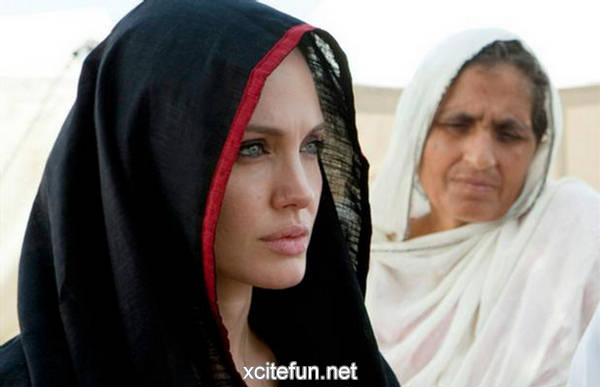 البحث عن انجل .؟؟؟؟ - صفحة 4 204398,xcitefun-angelina-jolie-pakistan-32