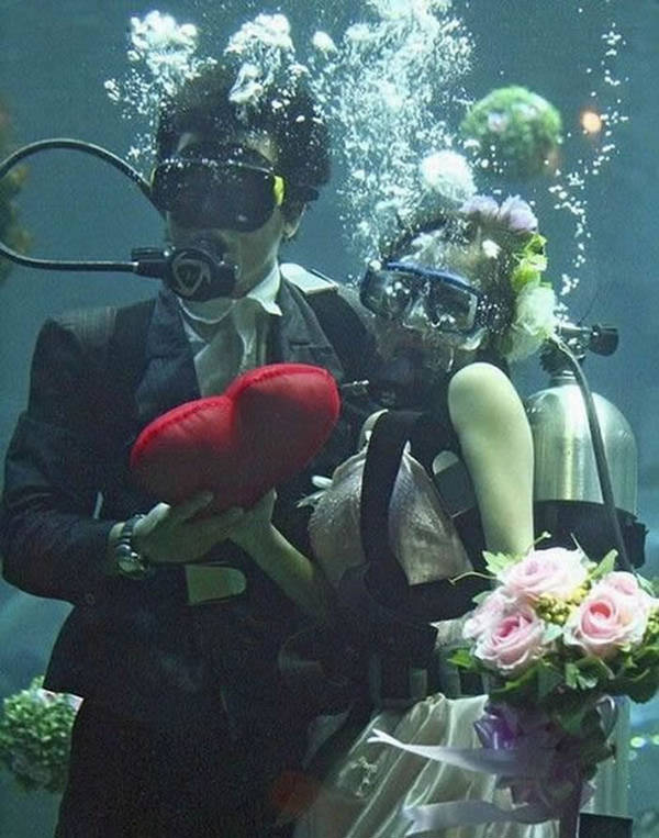  Underwater Wedding - How Deep Is Your Love? 205873,xcitefun-underwater-wedding-10