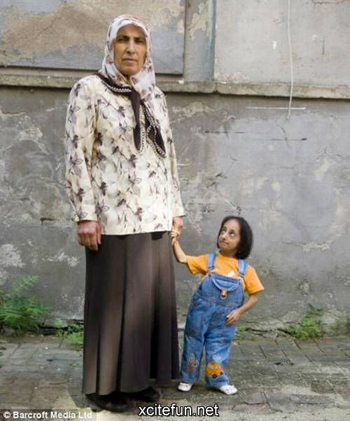 shortest woman in world. world#39;s shortest person at