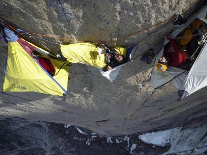 Image (sans Emile) - Page 2 228133,xcitefun-how-climbers-spend-night-on-the-cliff-8