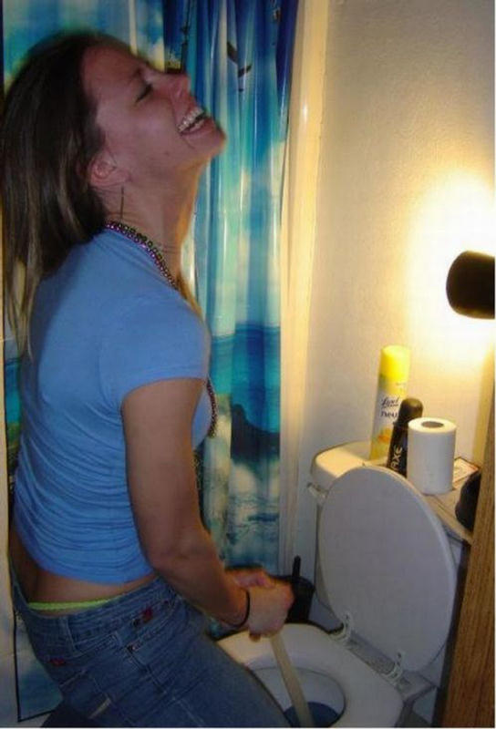 Женщины ссут в туалете перед скрытой камерой