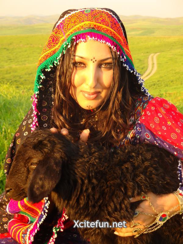 Seeta Qasemi Afghan Music Singer in Fashionable Traditional