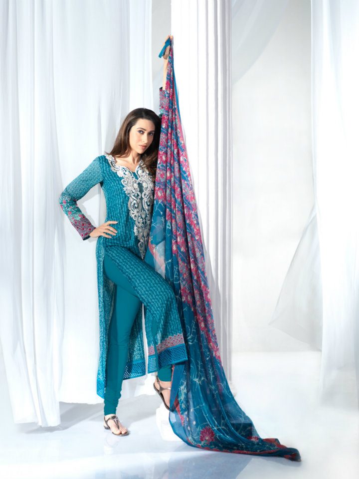 Karishma Kapoor - Stránka 2 285027,xcitefun-karisma-crescent-lawn-3