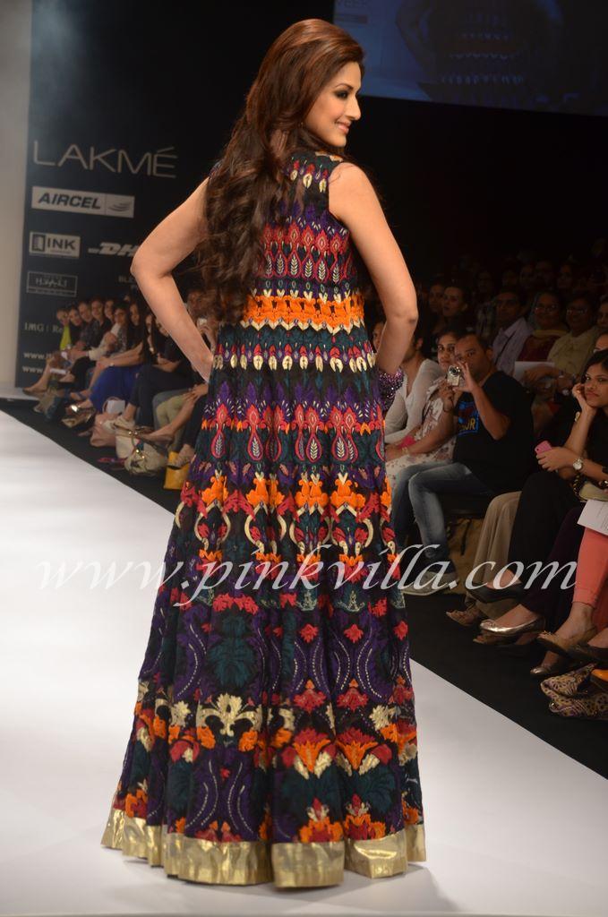 حصريا صور سونالي في أسبوع الموضة في لندن 2012 286153,xcitefun-sonali-bendre-lfw-5