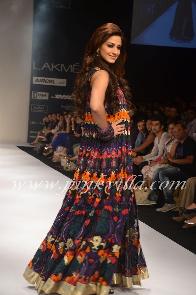 حصريا صور سونالي في أسبوع الموضة في لندن 2012 286154,xcitefun-sonali-bendre-lfw-4