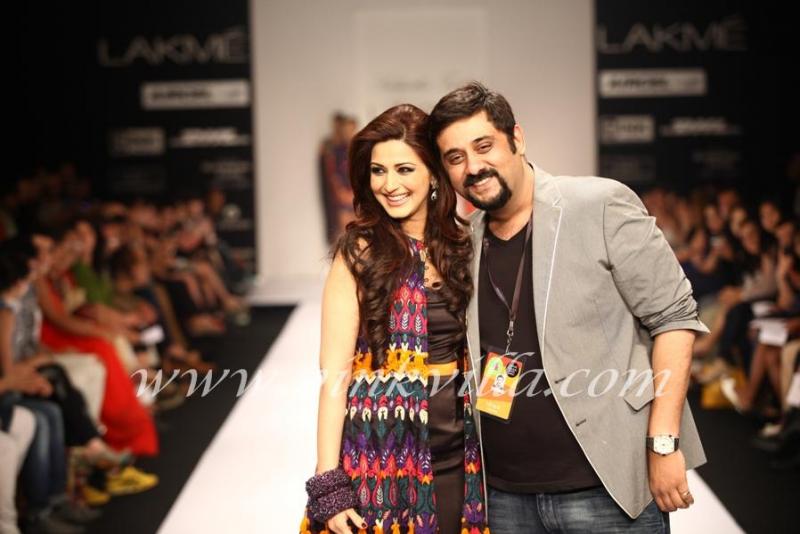 حصريا صور سونالي في أسبوع الموضة في لندن 2012 286157,xcitefun-sonali-bendre-lfw-1