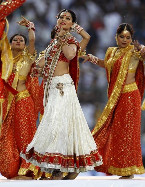 Bipasha Basu Dola Re  Pune Stadium Performance