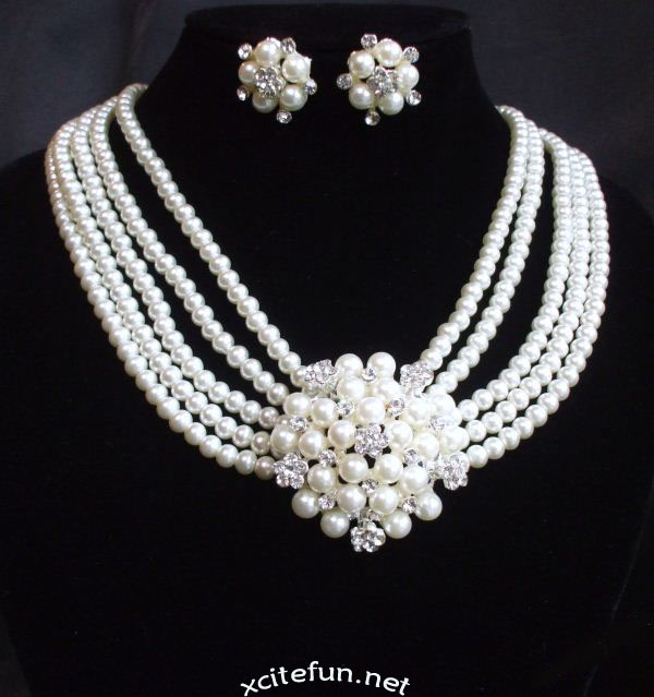 Latest Fashion of Wearing Pearl Jewelle