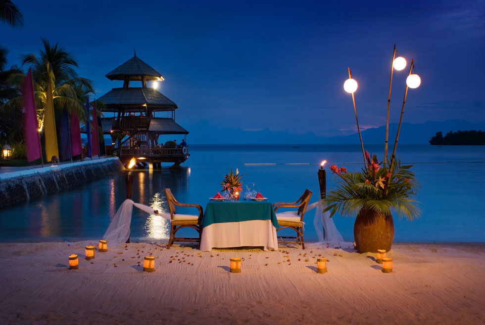 romantic beach dinner table setup - XciteFun.net