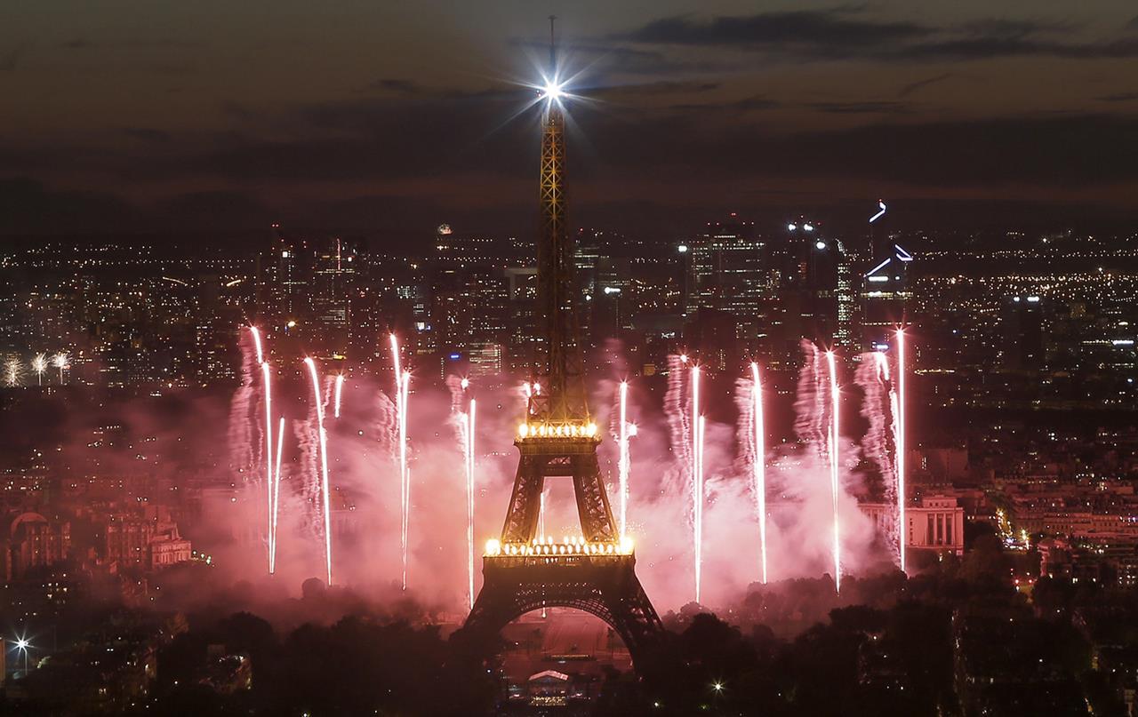 vatrometi - Page 8 366956,xcitefun-new-year-fireworks-eiffel-tower-paris-3