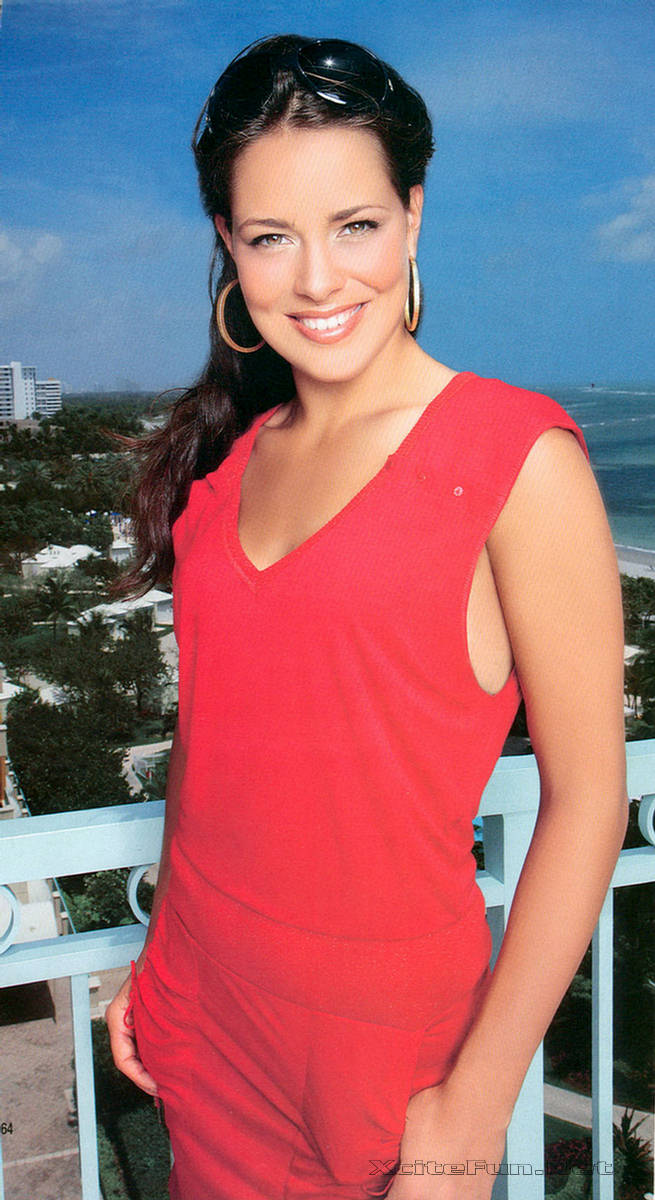 Ana Ivanovic Cute Tennis Girl Play on Hello Mag Cover Page - XciteFun.net