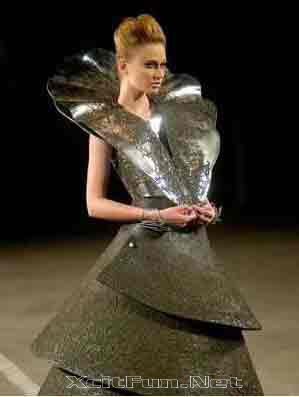 Metalic Fashion - Luana Jardim's Specular Iron Fashion Show - XciteFun.net