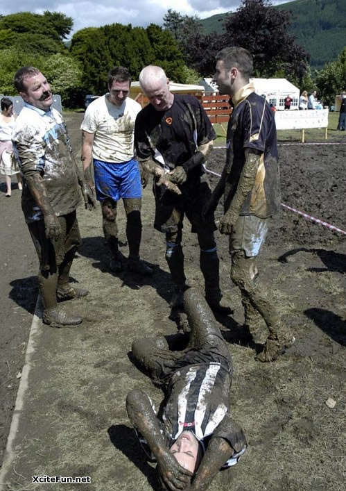 Playing Football in Mud - XciteFun.net