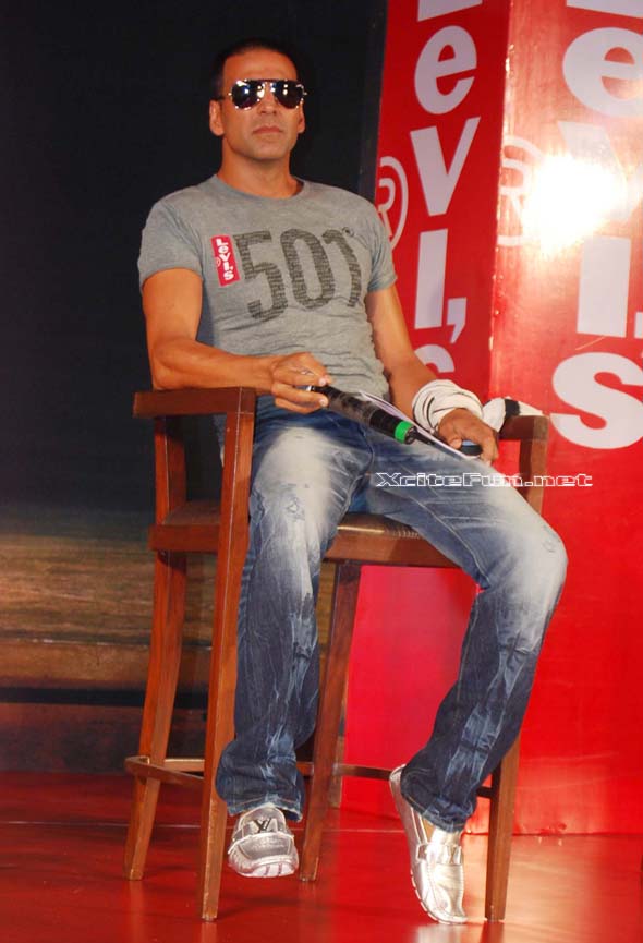 Akshay Kumar Live Unbuttoned Spirit For Levis Jeans - XciteFun.net