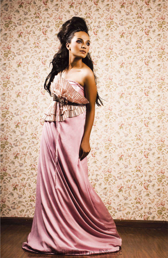Divine Diva Saadia Mirza Classic Fashion Photo Shoot - XciteFun.net