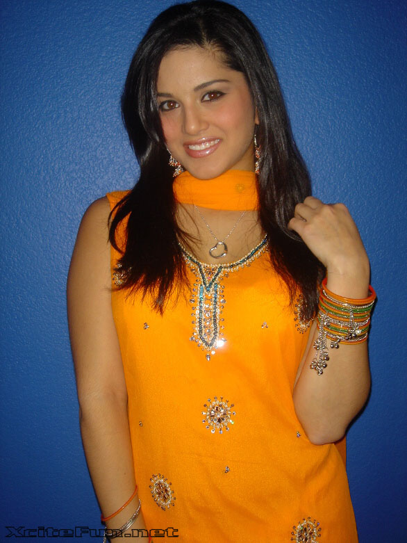 Sunny Leone: The Charismatic Beauty In Salwar Kameez 