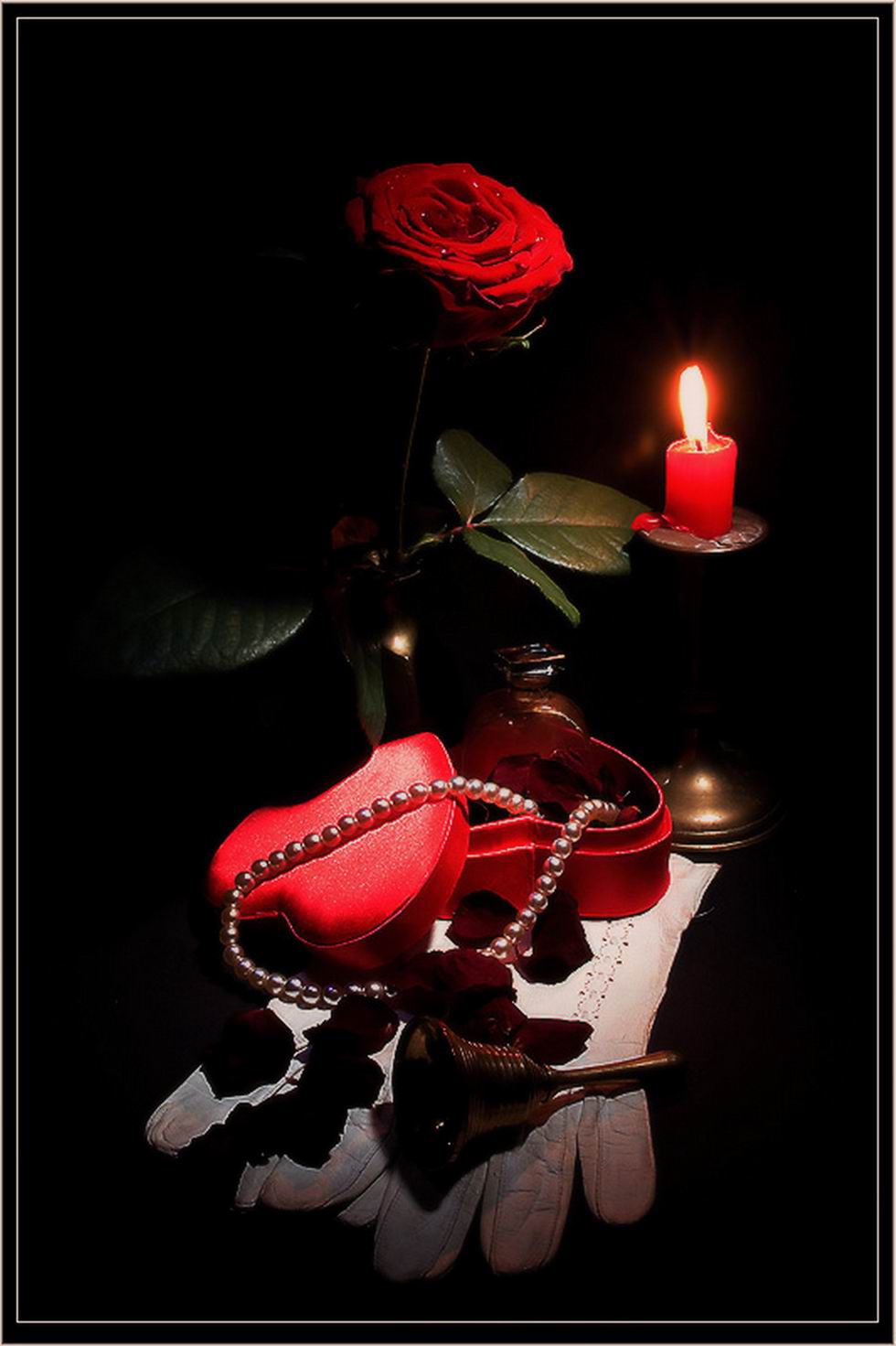 Красные розы и свечи