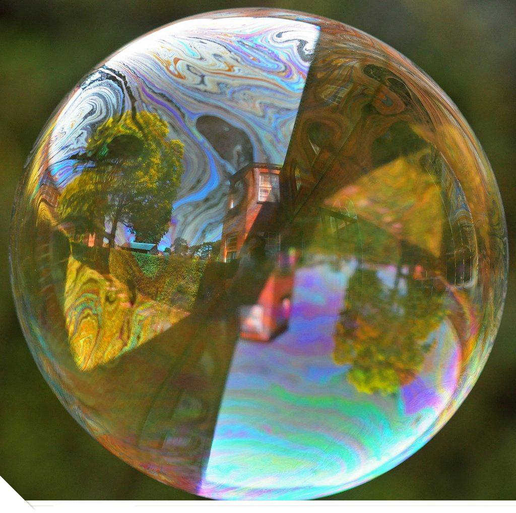 Почему лопается пузырь. Мыльные пузыри. Отражение в мыльном пузыре. Лопание мыльного пузыря. Мыльный пузырь лопнул.