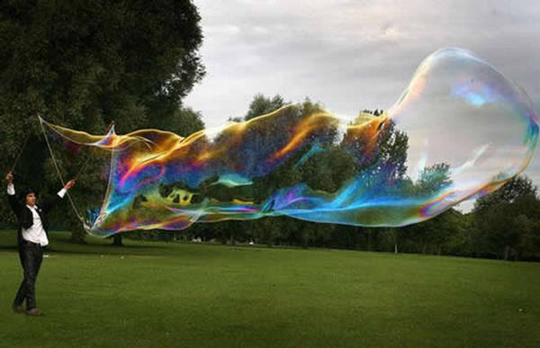 Samsam Bubbleman: Largest Free-Floating Soap Bubble - XciteFun.net