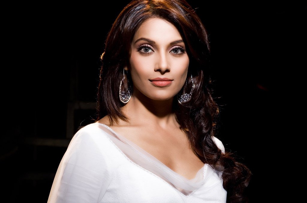 Hot Bipasha Basu in Pankh Movie Avatar - XciteFun.net