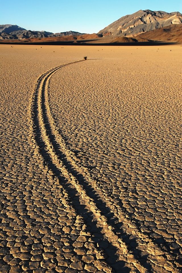 The Mysterious Sailing Stones of Death Valley - XciteFun.net