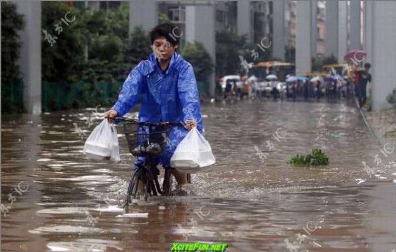 Китайский дождик. Китайцы под дождем. Дождь в Китае.