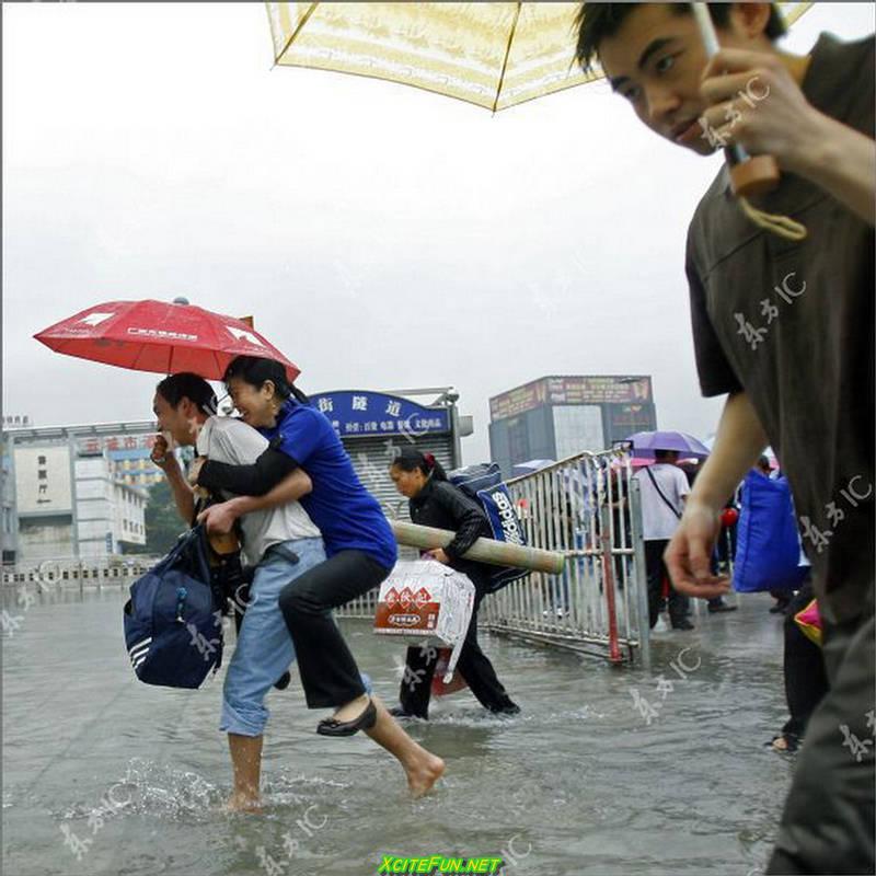 Дождь на китайском. Дождь в Китае. Сильные дожди в Китае. Китайцы под дождем. Ливень в Китае.