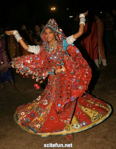 which dance performed only by men on holi in rajasthan