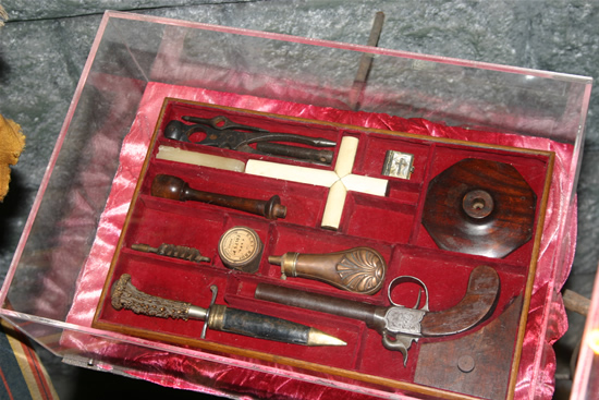 8 Real Vampire Killing Kits at Ripley’s Museums - XciteFun.net