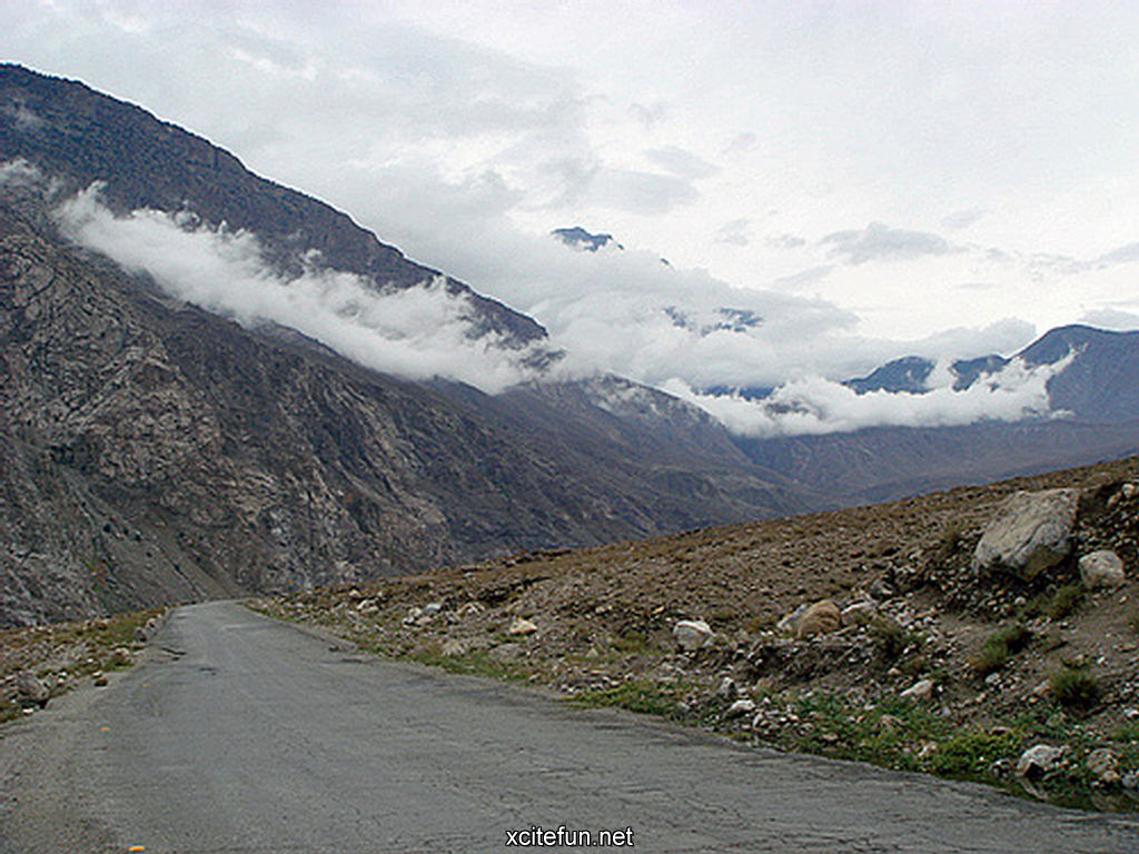 Karakoram Highway Betwin Pakistan and China - XciteFun.net