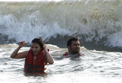 Dhoni And Sakshi Enjoying In Goa