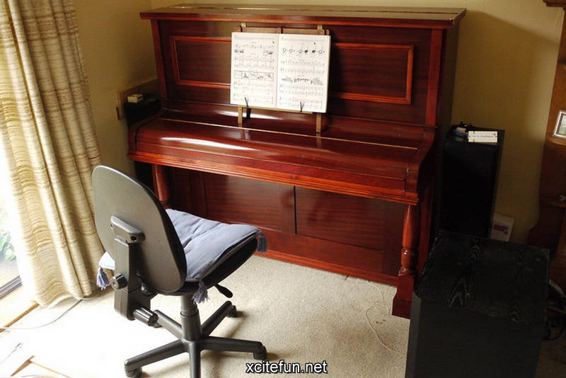 Computer piano. Компьютерный стол рояль. Пианино за компьютером. Пианино-стол фото. 2ая жизнь пианино.