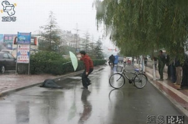 Drunk Japanese Man - Middle On Road In Rain - XciteFun.net