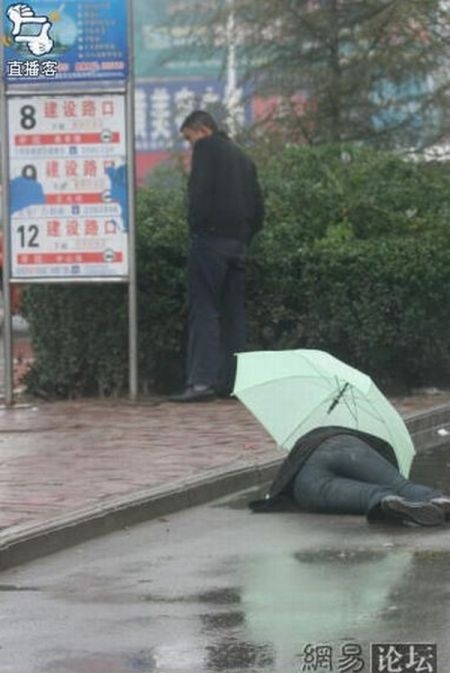 Drunk Japanese Man - Middle On Road In Rain - XciteFun.net