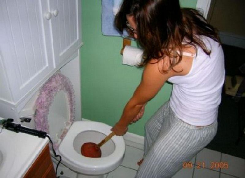 Girls Unclogging Toilets - XciteFun.net