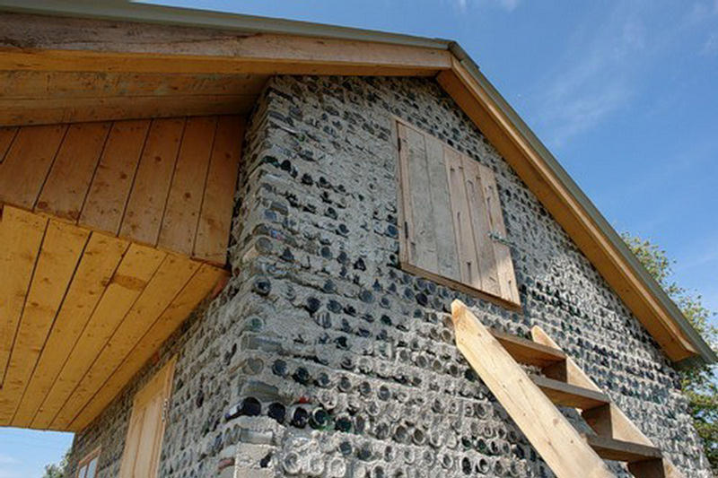 The Glass Bottle House Built by Olga Queen - XciteFun.net