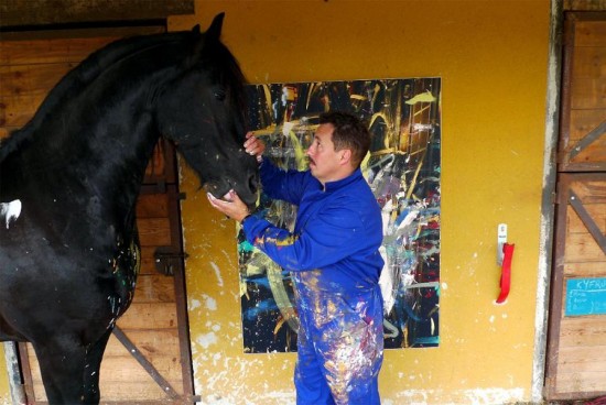 Talented Horse Did Painting - XciteFun.net